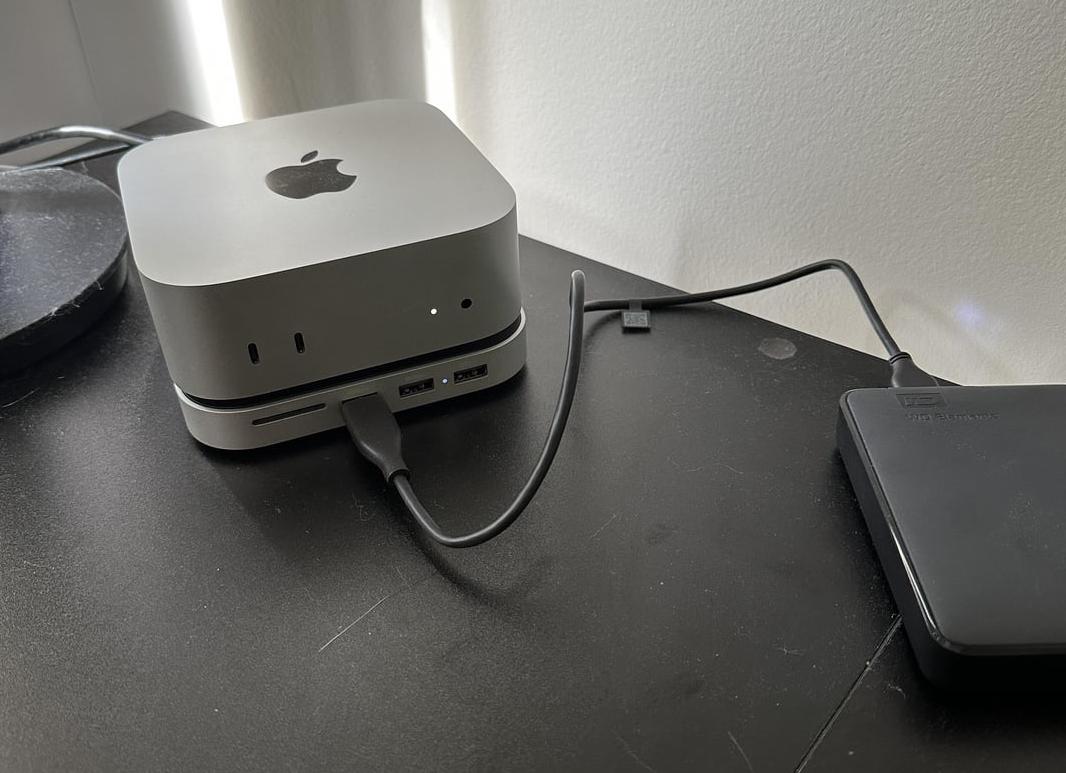 Satechi представила док-станцию 12 в 1. Она позволит подключить три 4K-монитора к любому Mac с Apple Silicon