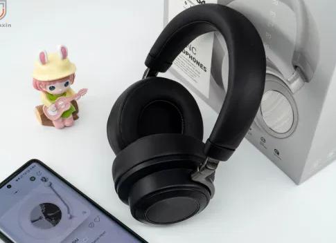 Новые аксессуары от Samsung: беспроводные наушники, умные часы и 2 фитнес-браслета